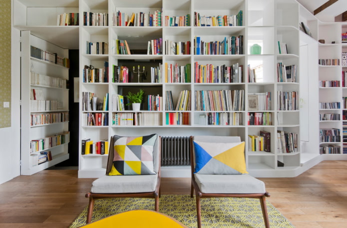 Bücherregal in Form einer Trennwand im Innenraum