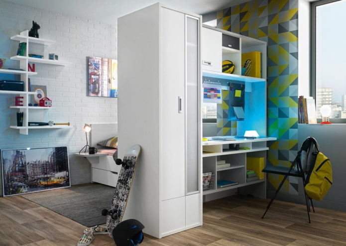 Kleiderschrank in Form einer Trennwand im Inneren eines Kinderzimmers