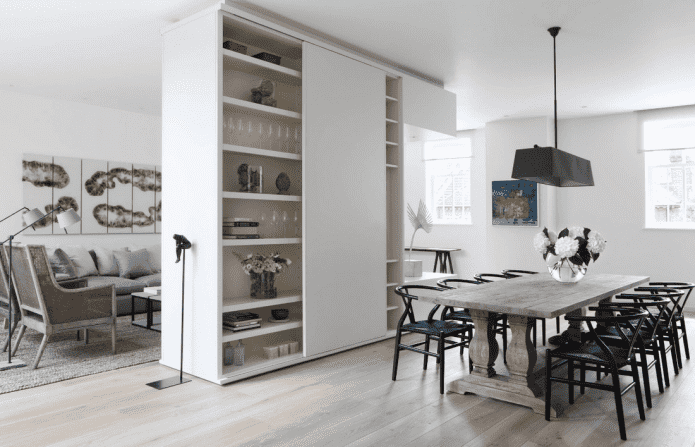 ein Schrank in Form einer Trennwand im Inneren der Wohnküche