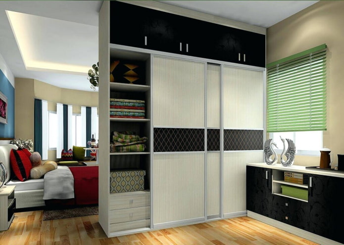 zweiseitiger Kleiderschrank in Form einer Trennwand im Innenraum