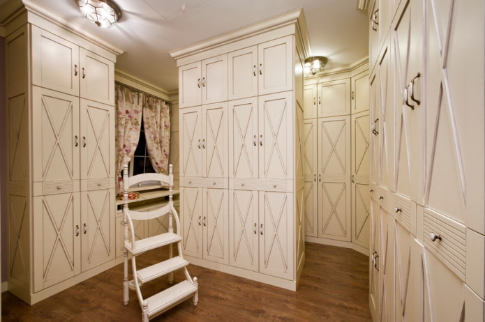 ein Kleiderschrank in Form einer Trennwand im Innenraum im Provence-Stil