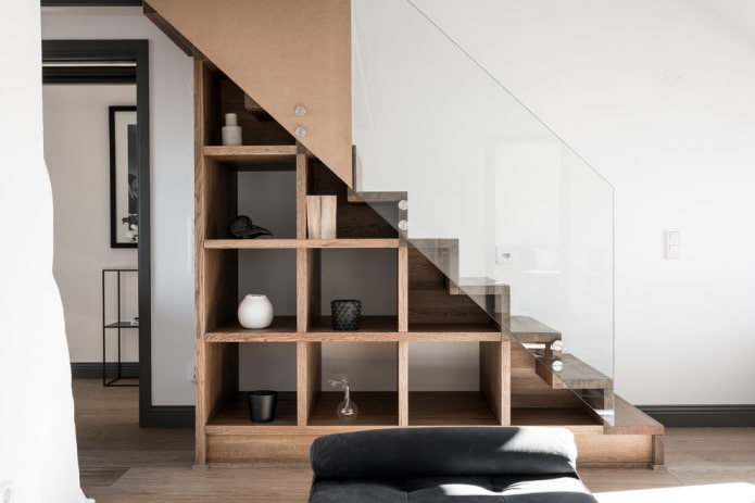 Eingebauter offener Kleiderschrank unter der Treppe