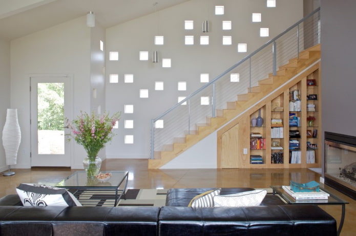 Schrank unter der Treppe in einem Privathaus