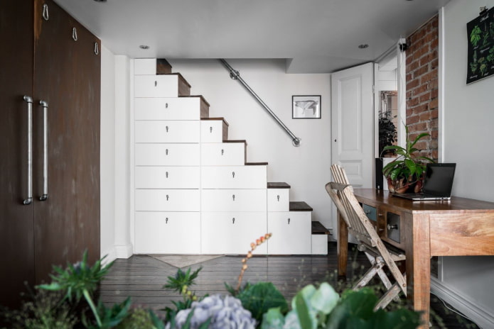 Schrank unter der Treppe in einem Privathaus