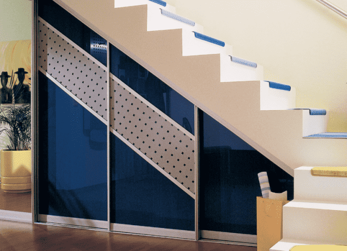 Schiebetürenschrank unter der Treppe