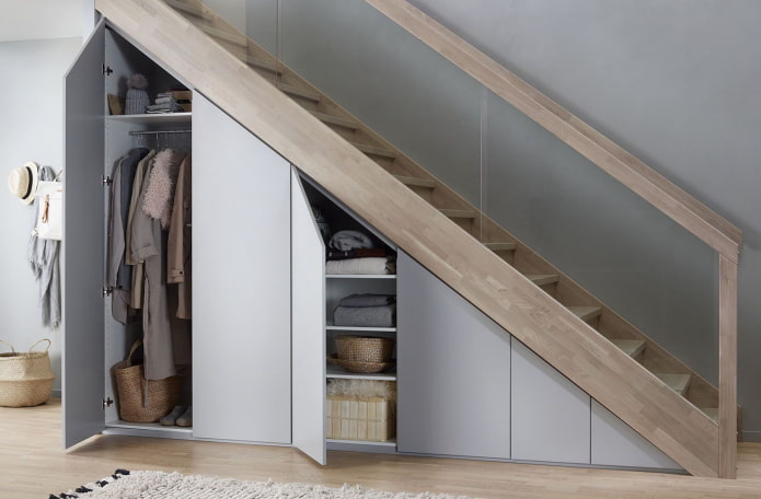 Kleiderschrank mit Flügeltüren unter der Treppe