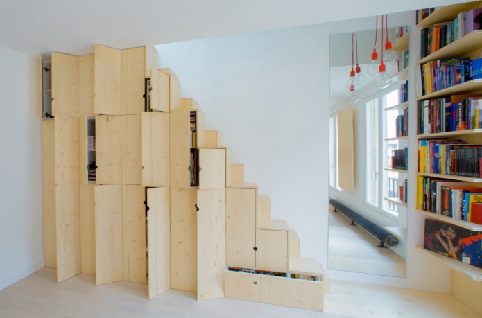 Kleiderschrank mit Flügeltüren unter der Treppe