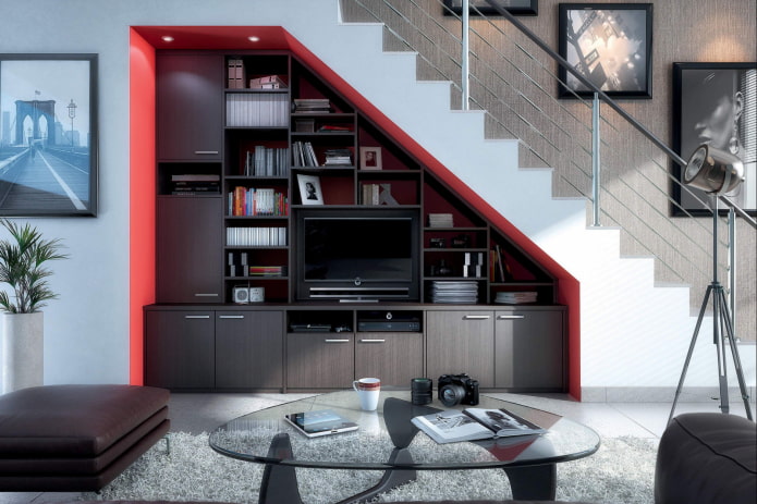 Schrank unter der Treppe im Innenraum