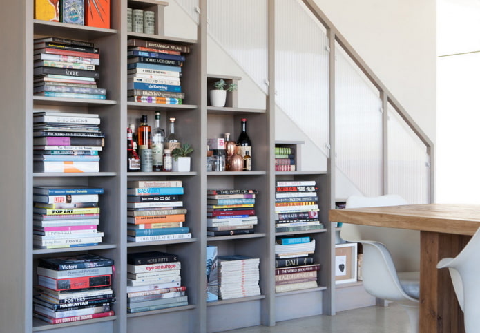 Eingebauter offener Kleiderschrank unter der Treppe