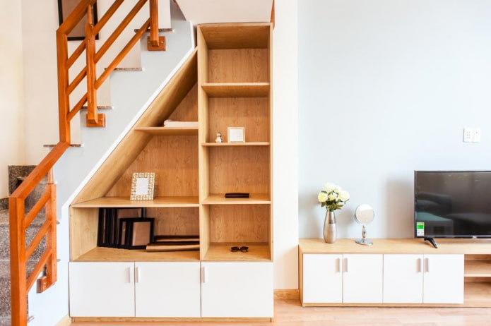 Kleiderschrank unter der Treppe im Innenraum