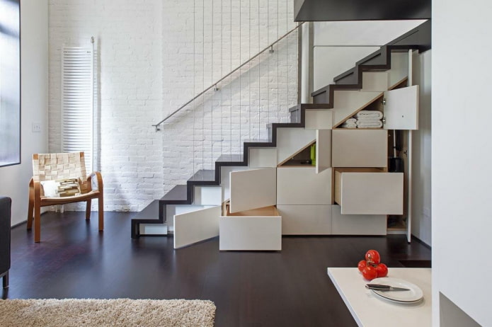 Schrank mit Schubladen unter dem Treppenhaus