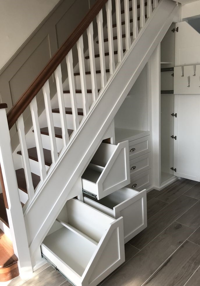 Schrank mit Schubladen unter dem Treppenhaus