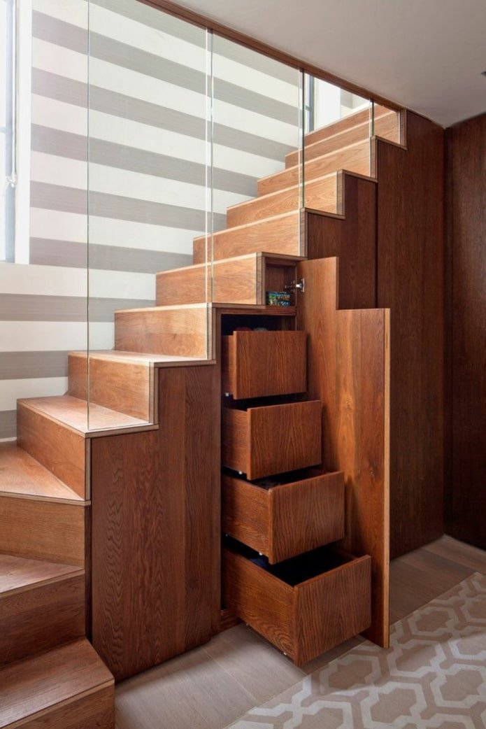 Schrank mit Schubladen unter dem Treppenhaus