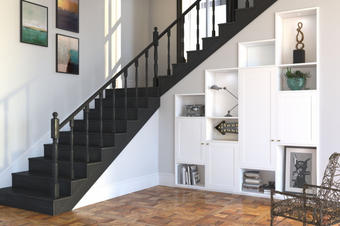 Kombinierter Schrank unter der Treppe