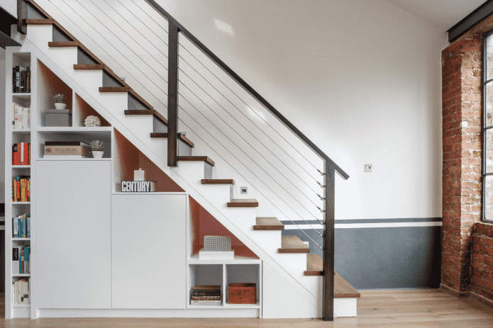 Kombinierter Schrank unter der Treppe