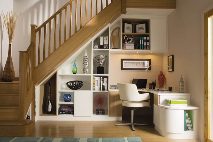 Schrank unter der Treppe in einem Privathaus