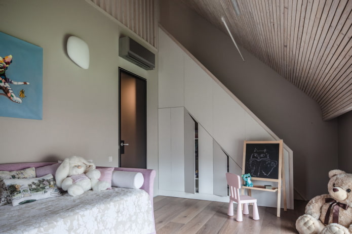 Schrank unter der Treppe in einem Privathaus