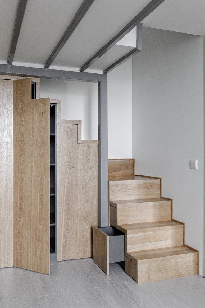 Schrank unter der Treppe im Innenraum