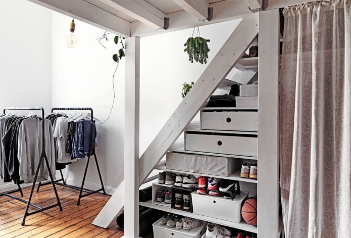 Kleiderschrank unter der Treppe im Innenraum