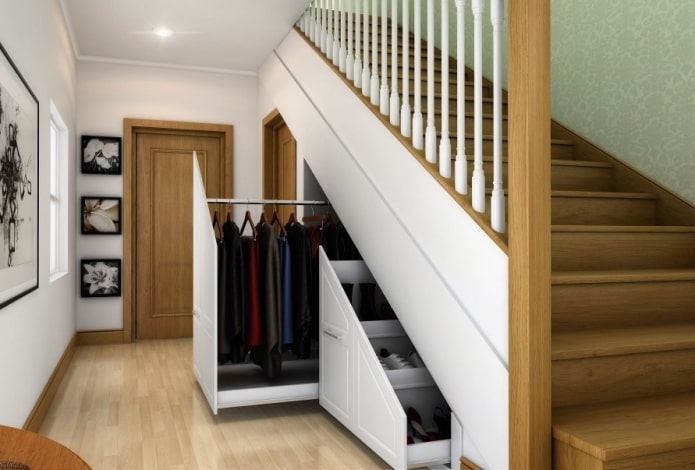 Kleiderschrank unter der Treppe im Innenraum