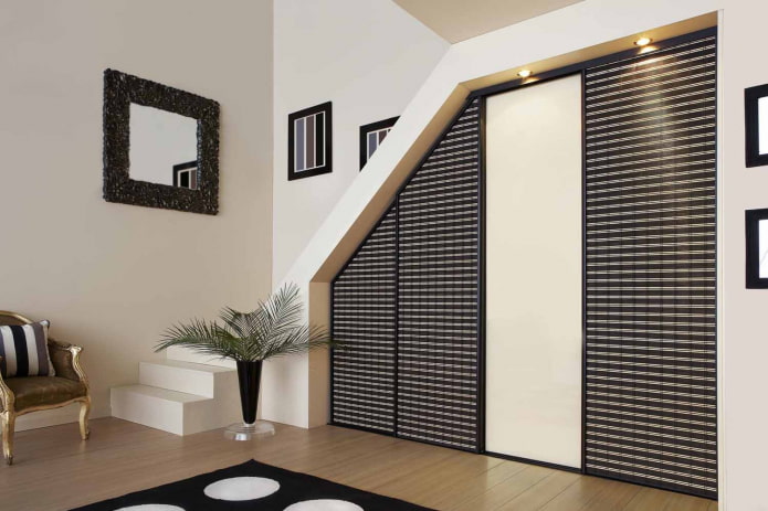 Kleiderschrank unter der Treppe