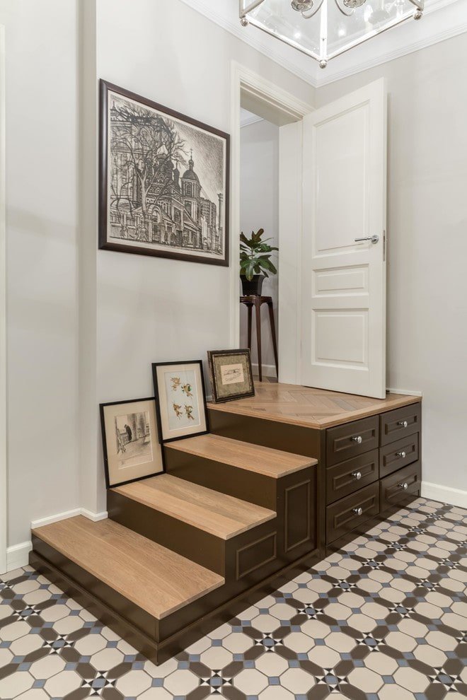 Kleiderschrank unter der Treppe im Innenraum