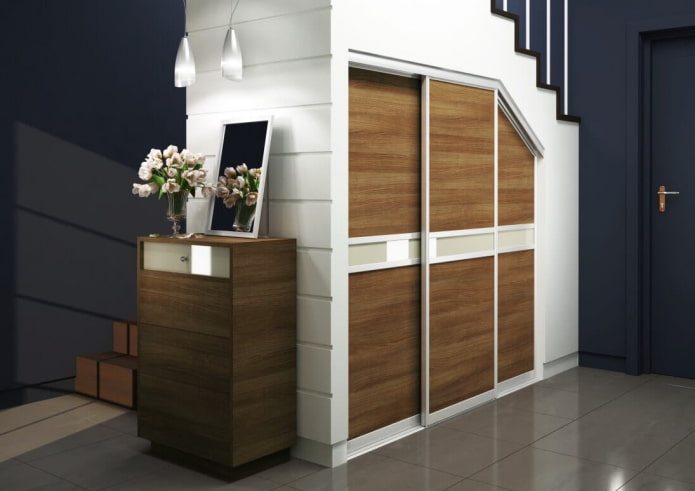 Kleiderschrank unter der Treppe