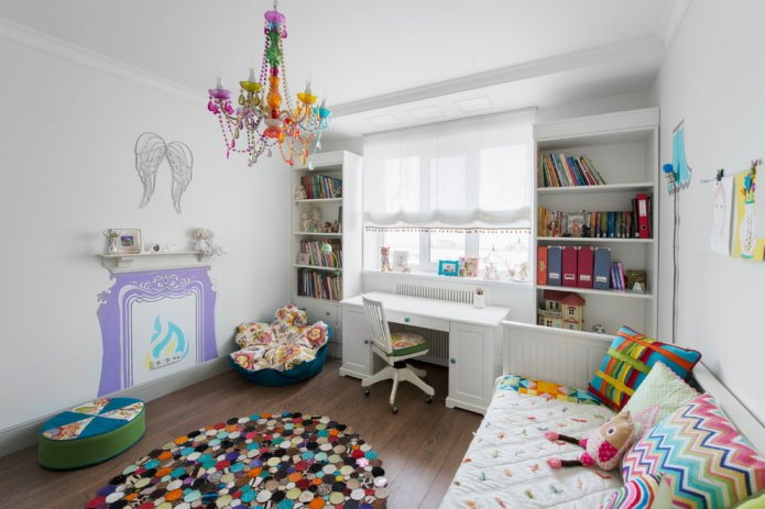 Kleiderschrank am Fenster im Kinderzimmer