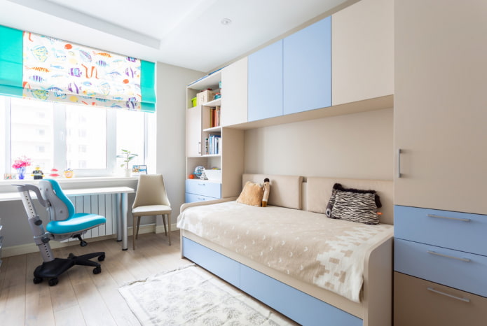 Kleiderschrank über dem Bett im Kinderzimmer