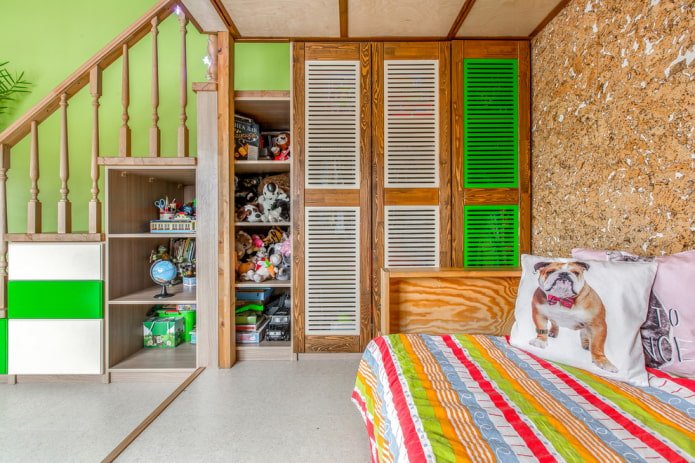 Kleiderschrank im Inneren des Kinderzimmers