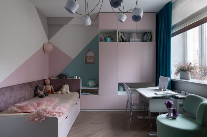 Kleiderschrank im Inneren eines Kinderzimmers für ein Mädchen