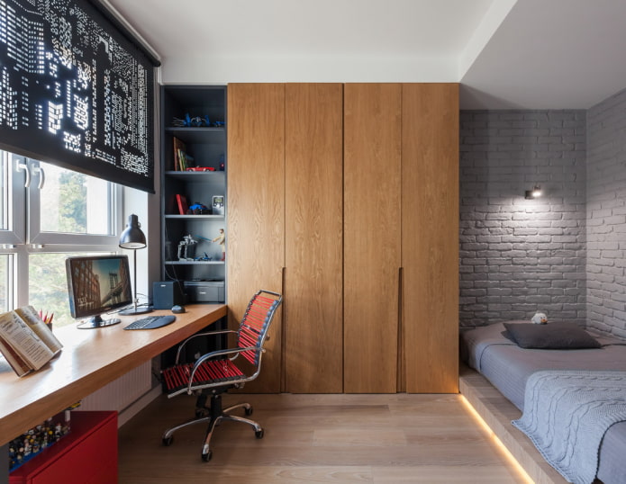 Holzkleiderschrank im Kinderzimmer