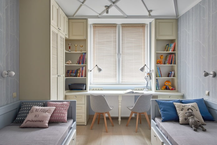 Kleiderschrank am Fenster im Kinderzimmer