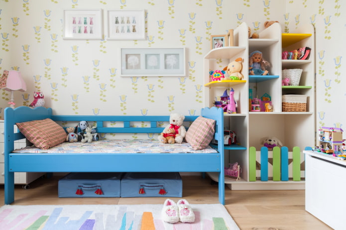 Kleiderschrank im Innenraum des Kinderzimmers