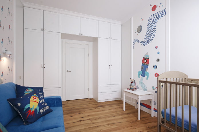 Kleiderschrank im Türrahmen im Kinderzimmer