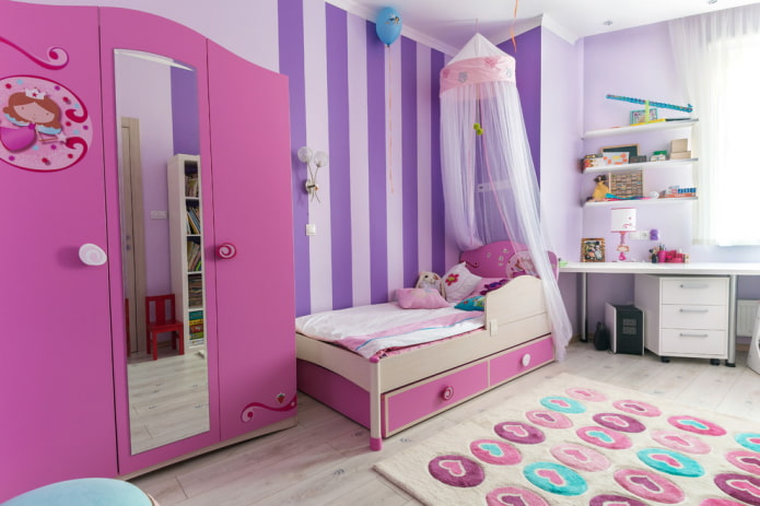 rosa Kleiderschrank im Kinderzimmer