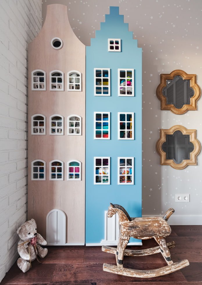 Kleiderschrank im Inneren des Kinderzimmers