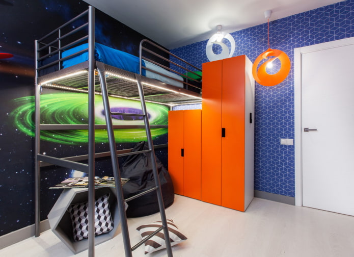 orangefarbener Kleiderschrank im Kinderzimmer