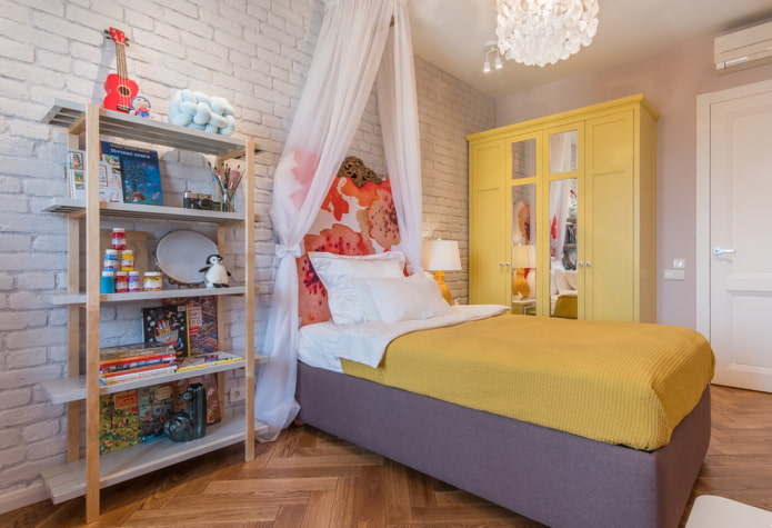 Gelber Kleiderschrank im Kinderzimmer