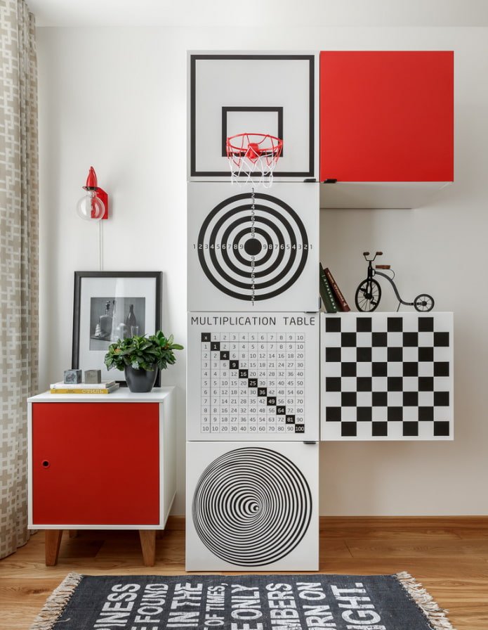 Kleiderschrank im Inneren des Kinderzimmers