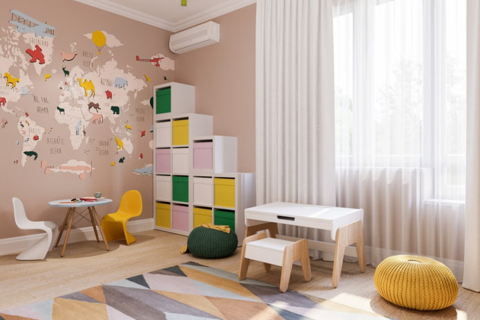 Kleiderschrank im Inneren des Kinderzimmers