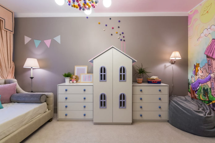 Kleiderschrank im Inneren des Kinderzimmers 