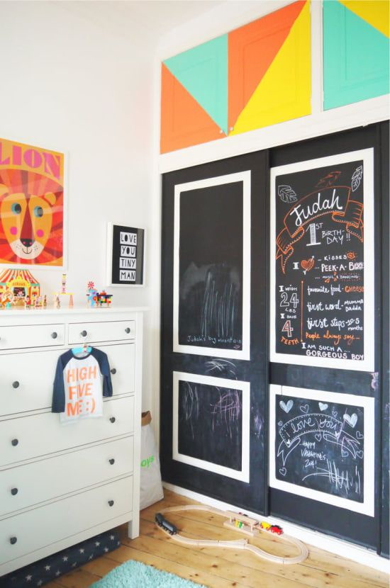 Kleiderschrank im Inneren des Kinderzimmers