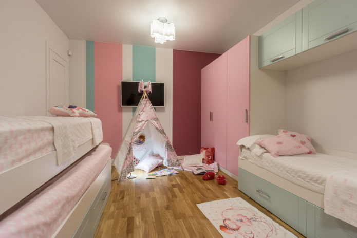 Kleiderschrank im Inneren eines Kinderzimmers für Mädchen