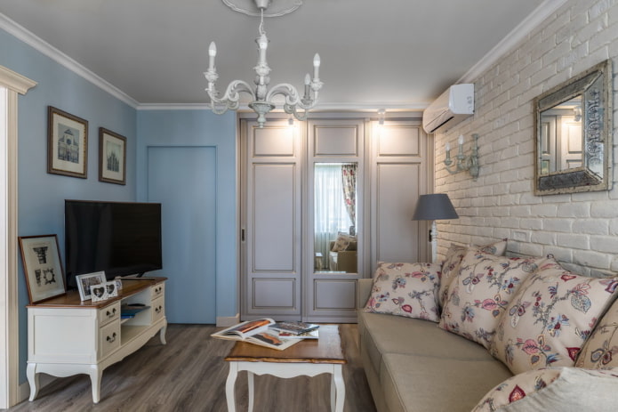 Garderobe im Flur im Provence-Stil