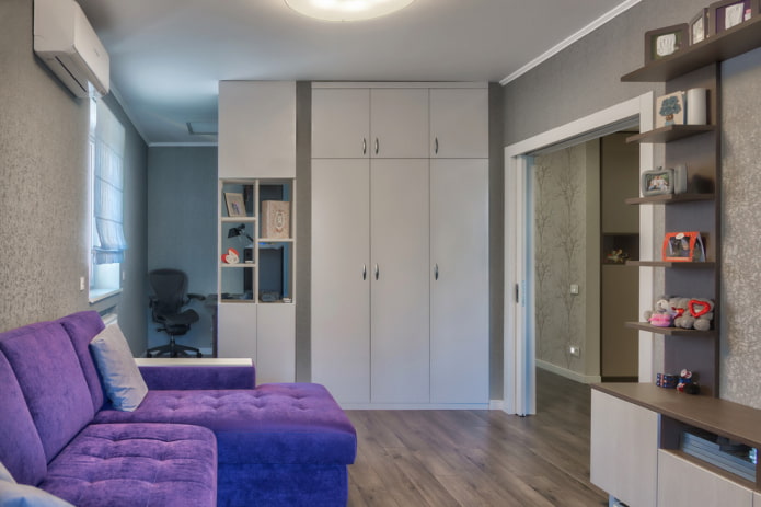 Flügeltürenschrank im Flur