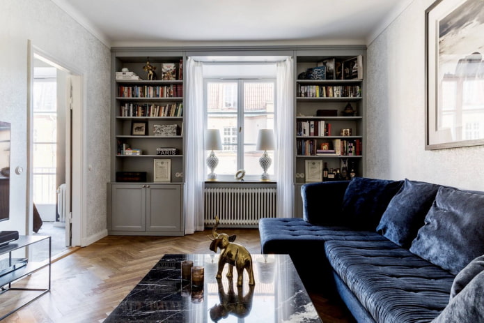 Kleiderschrank rund um das Fenster im Inneren des Flurs