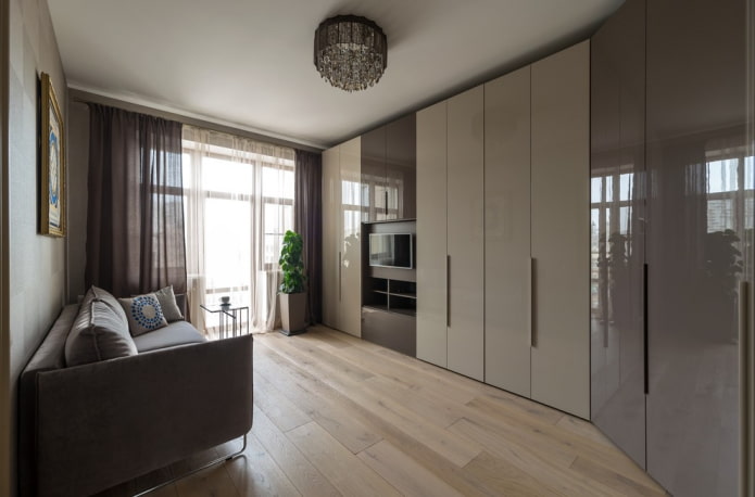 Kleiderschrank entlang der gesamten Wand im Inneren des Flurs