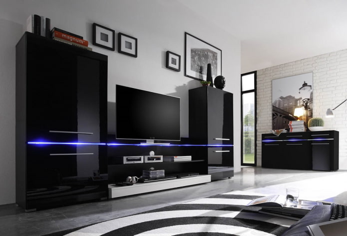 Garderobenschrank im Inneren der Halle im Hightech-Stil