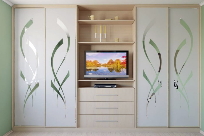 Kleiderschrank im Wohnzimmer
